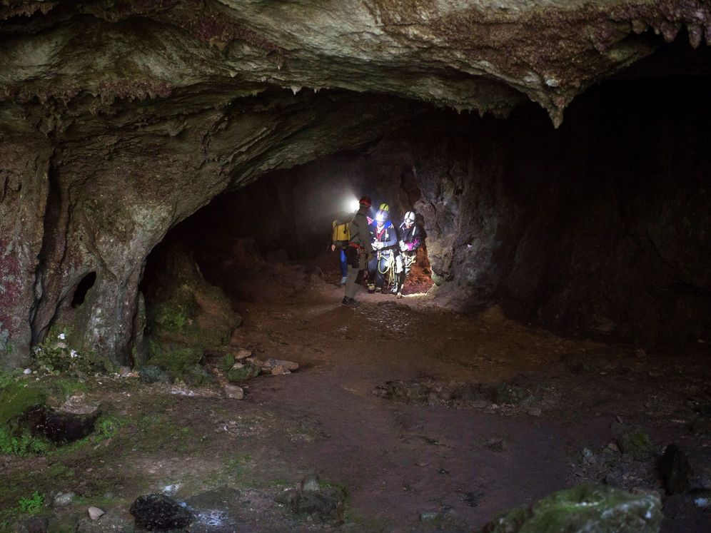 Foto: Rescate de tres espeleólogas el pasado julio en la cueva cántabra Cueto-Coventosa. (EFE)