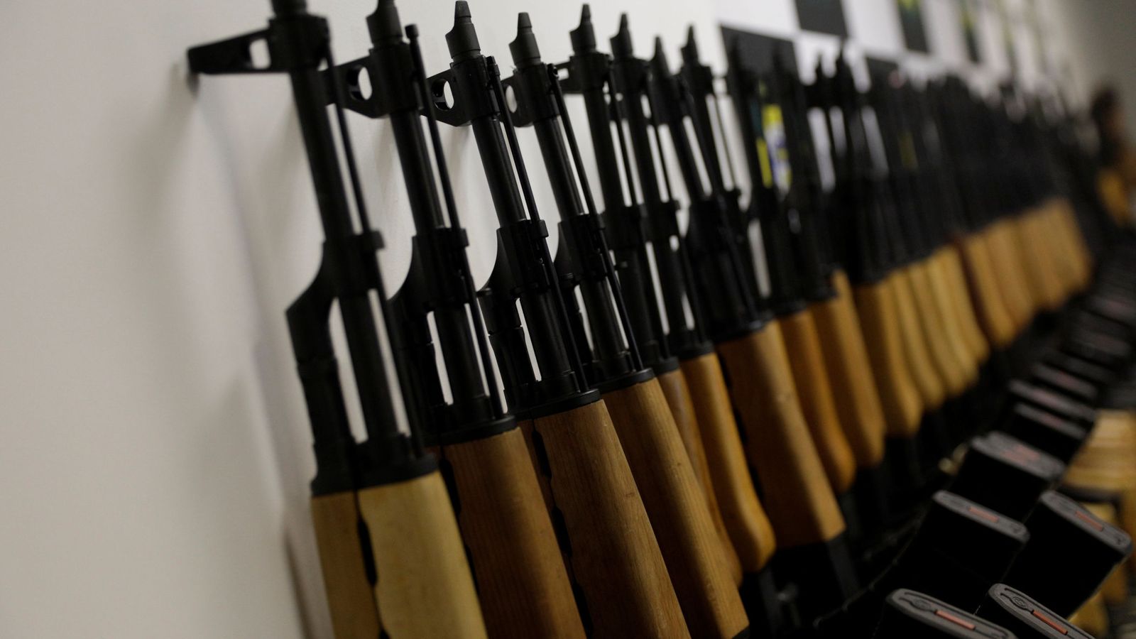 Foto: Fotografía de varias decenas de armas incautadas en el aeropuerto de Río de Janeiro. (Reuters)