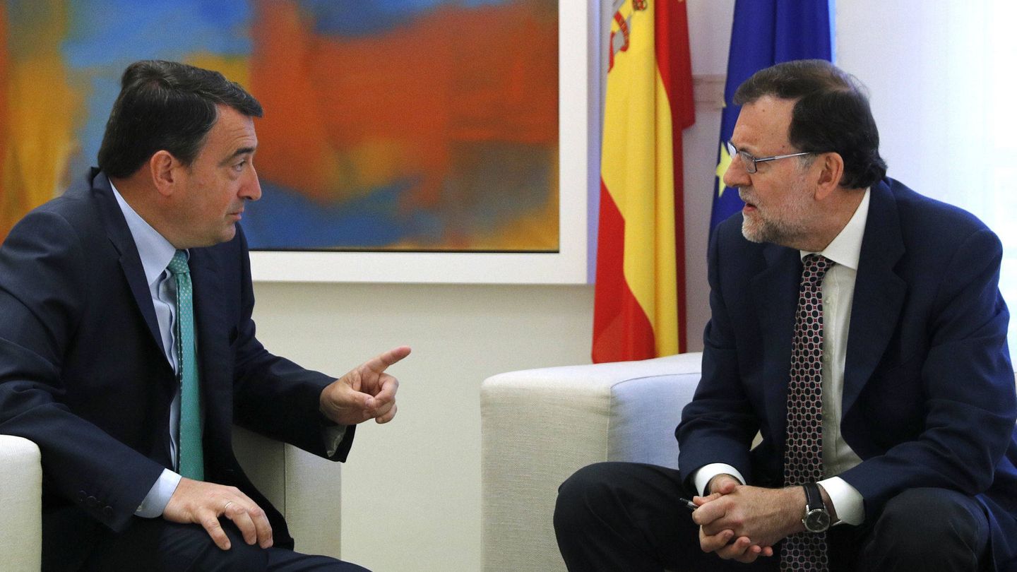 Mariano Rajoy, durante la reunión mantenida en la Moncloa con Aitor Esteban. (EFE)