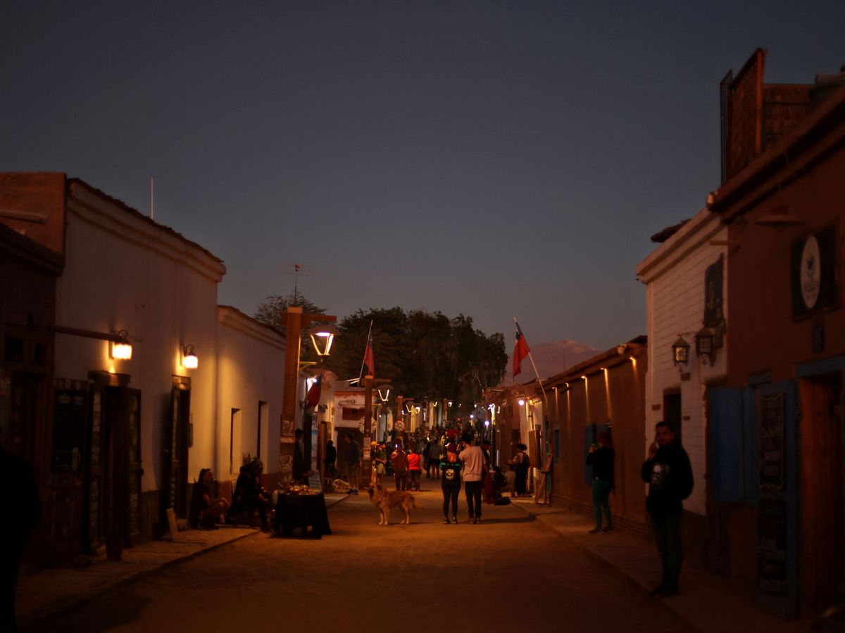 Foto: Personas andando en San Pedro de Atacama (Chile). (Reuters/Ivan Alvarado)