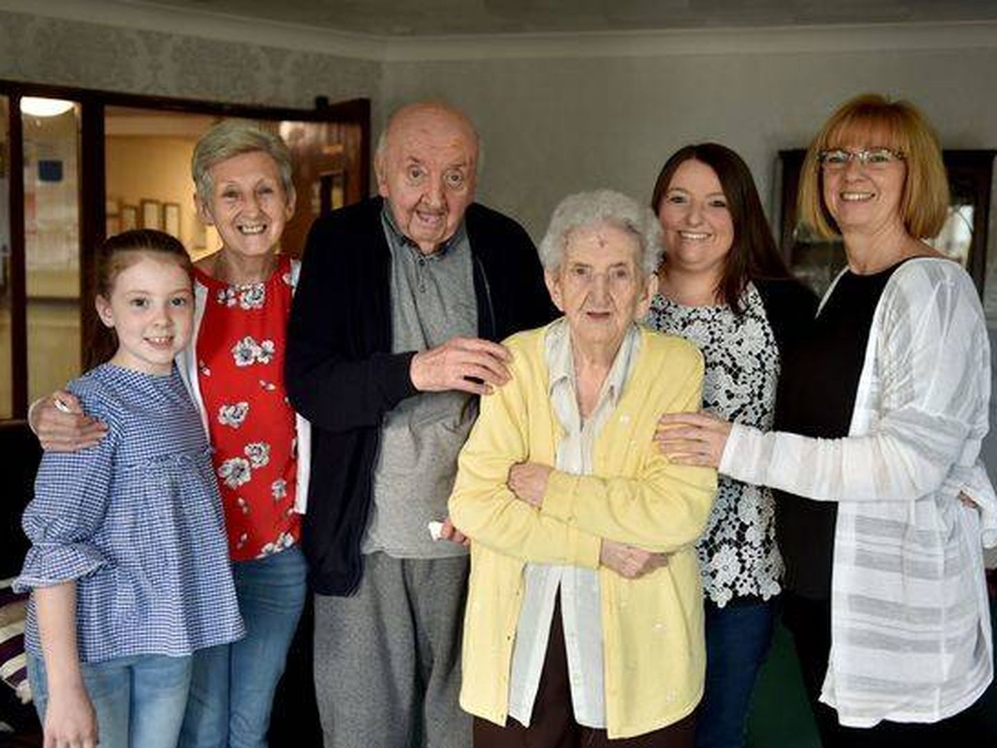 Ada y Tom con varios miembros de su familia (Liverpool Echo)