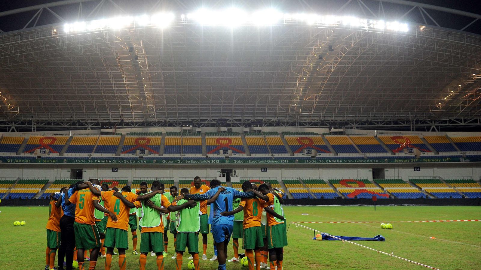 Foto: La selección de Zambia rezando (Foto: David Ruiz)