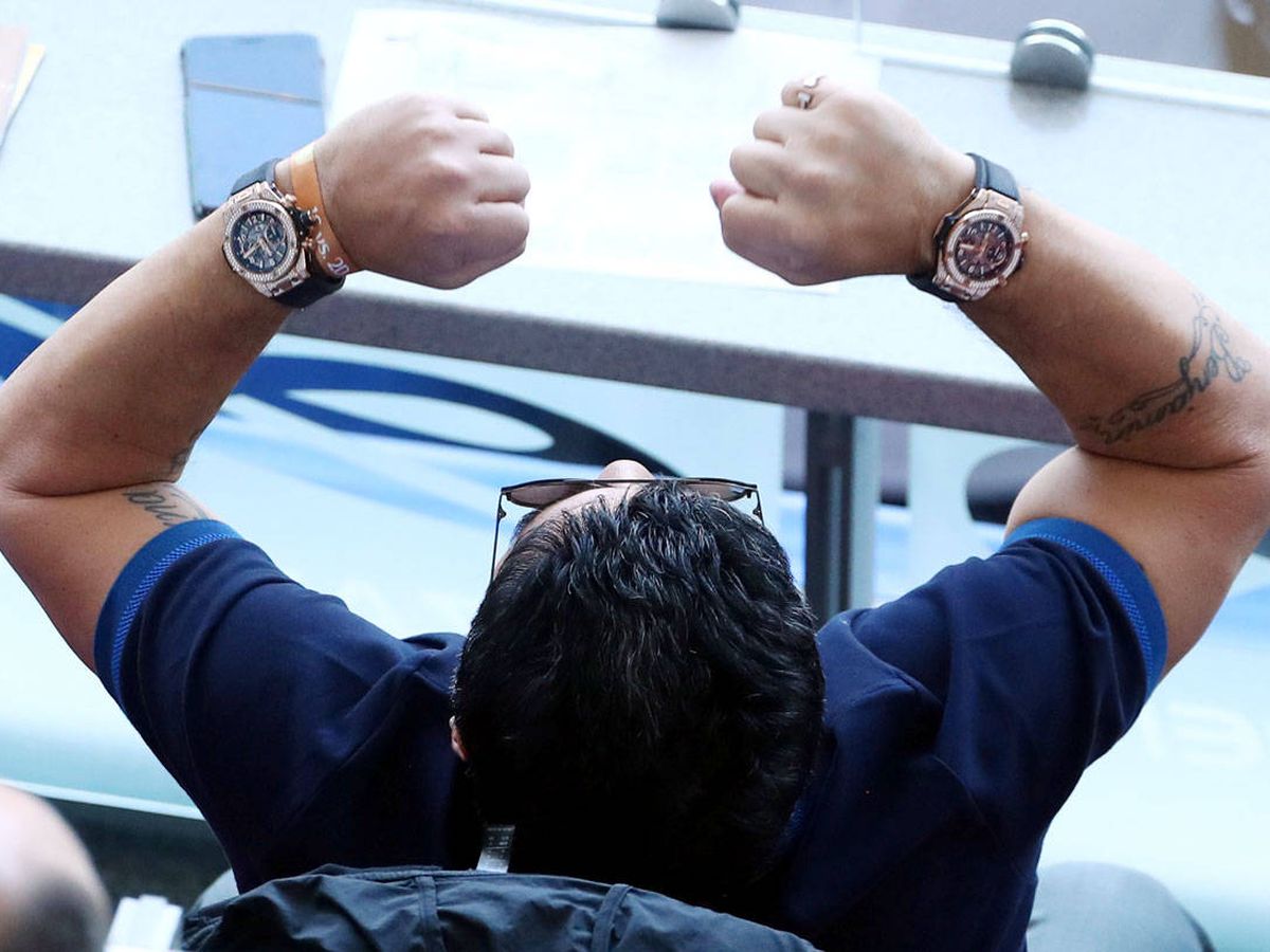 Foto: Maradona luce un reloj en cada muñeca. (Reuters)