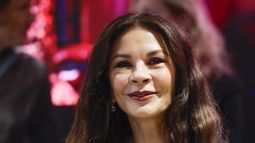 Catherine Zeta-Jones y el efecto ‘pillow face’: por qué rellenar más no siempre rejuvenece