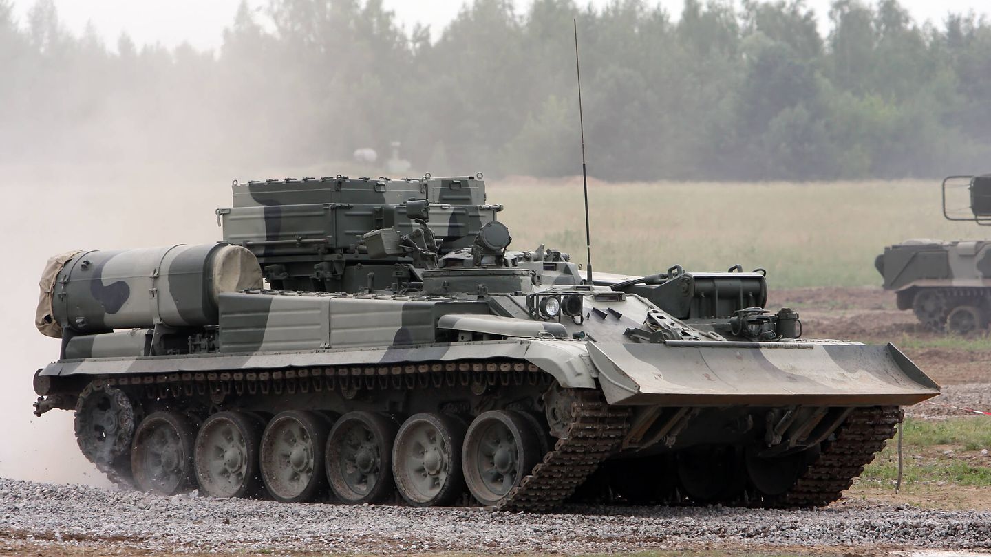Carro de recuperación BREM-1 basado en el casco del T-72. (Vitaly V. Kuzmin)