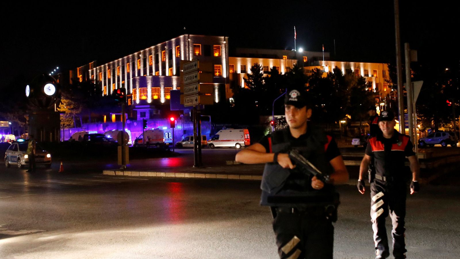 Foto: Police officers stand guard near the turkish military headquarters in ankara