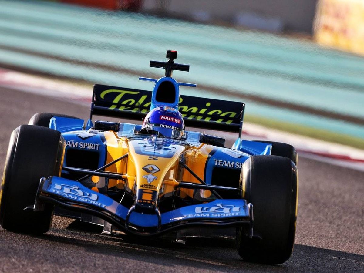 Foto: Fernando Alonso se reencontró con el R25 y la unidad que compitió en las últimas seis carreras de 2005