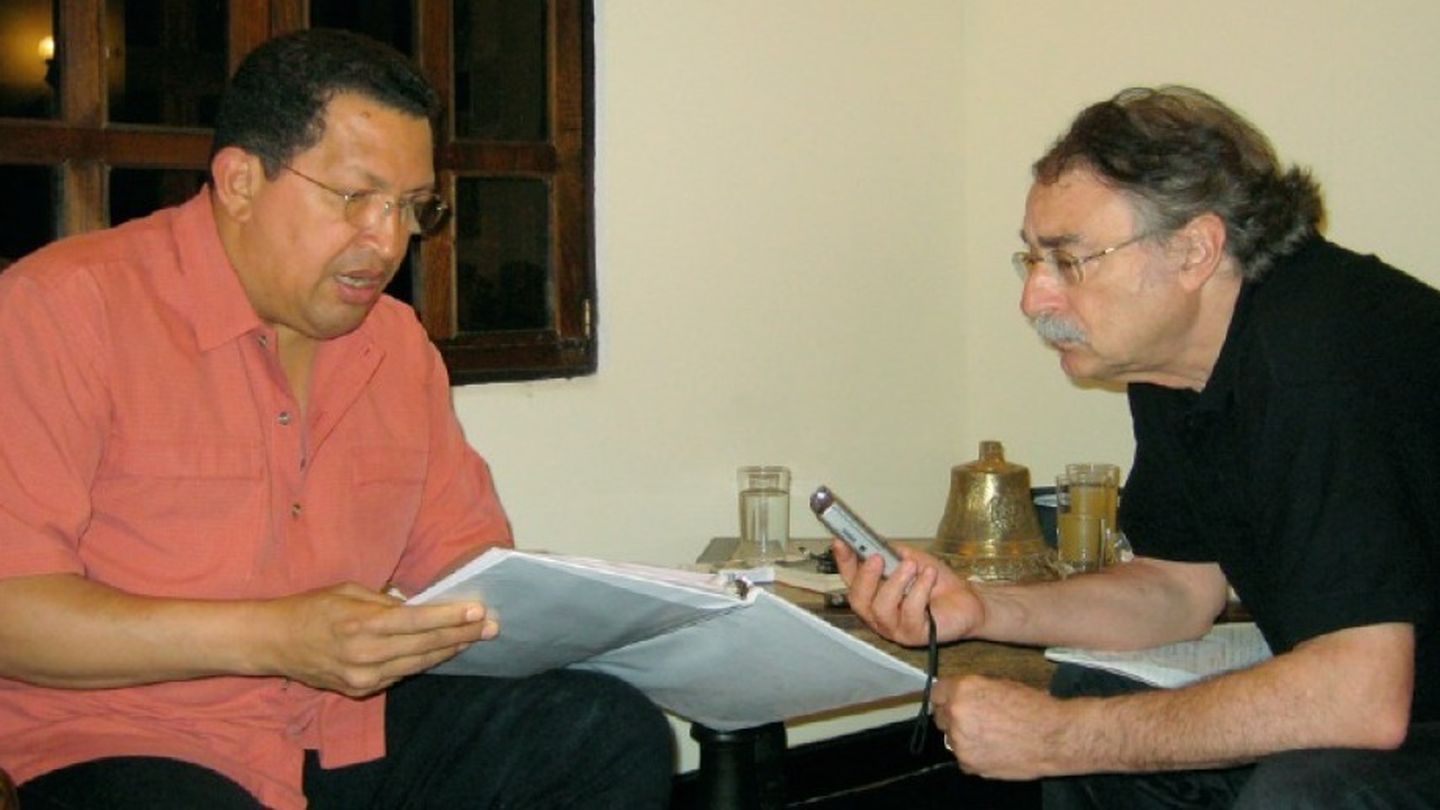 Ignacio Ramonet entrevistando a Hugo Chavez en Caracas. (I.Ramonet)