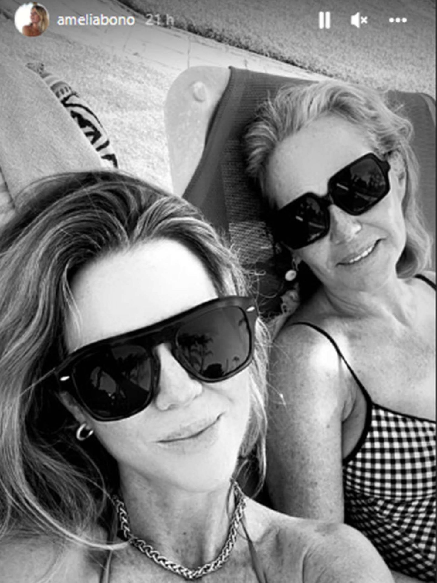 Amelia Bono posa durante sus vacaciones junto a su madre. (Instagram/@ameliabono)