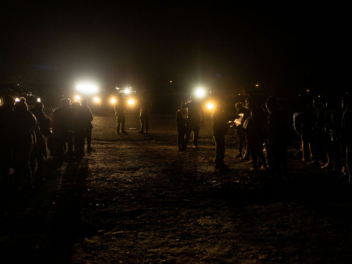 Foto: Agentes de la patrulla fronteriza usan las luces de sus vehículos para guiar a los migrantes que cruzan la frontera de México hacia EEUU por Río Grande. (Reuters/Adrees Latif)