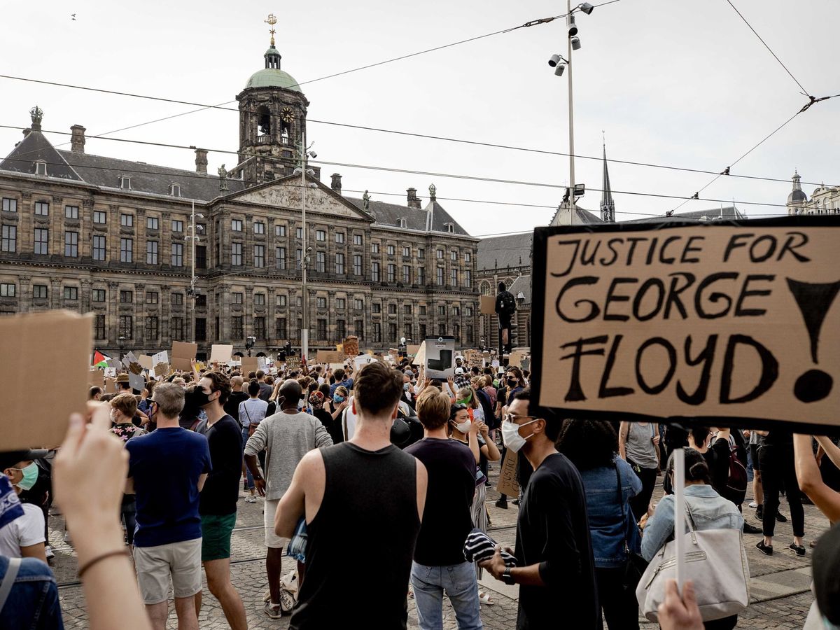 Foto: Protesta contra la brutalidad policial americana en la plaza Dam de Amsterdam. (EFE)