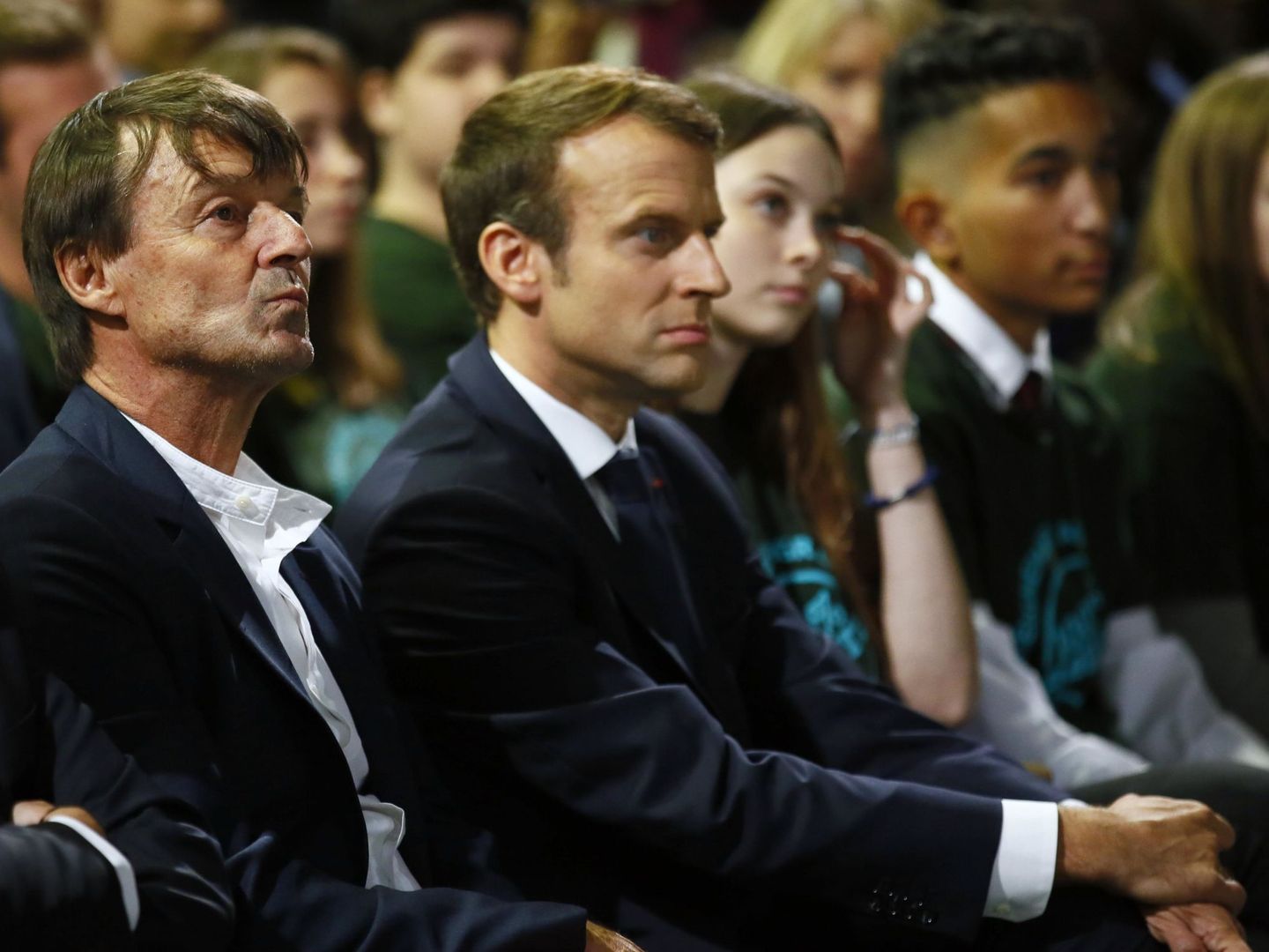 El presidente francés, Emmanuel Macron, y el ya exministro francés de la Transición Ecológica, Nicolas Hulot, asisten a un encuentro en Rungis, cerca de París. (EFE)