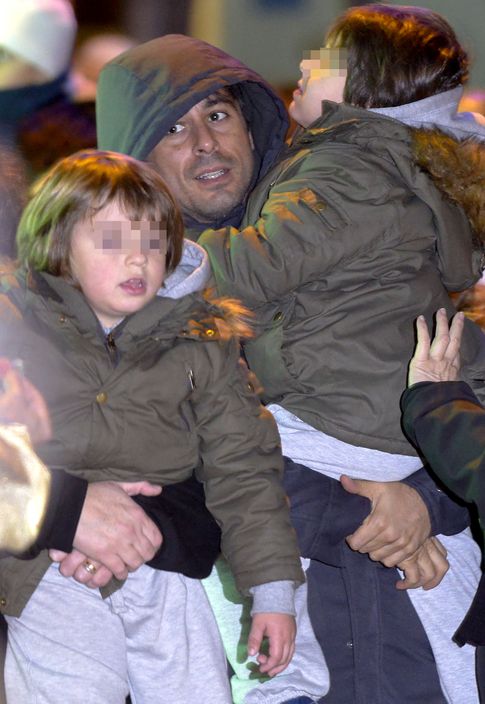 El actor Hugo Silva, junto a sus dos hijos (Gtres)