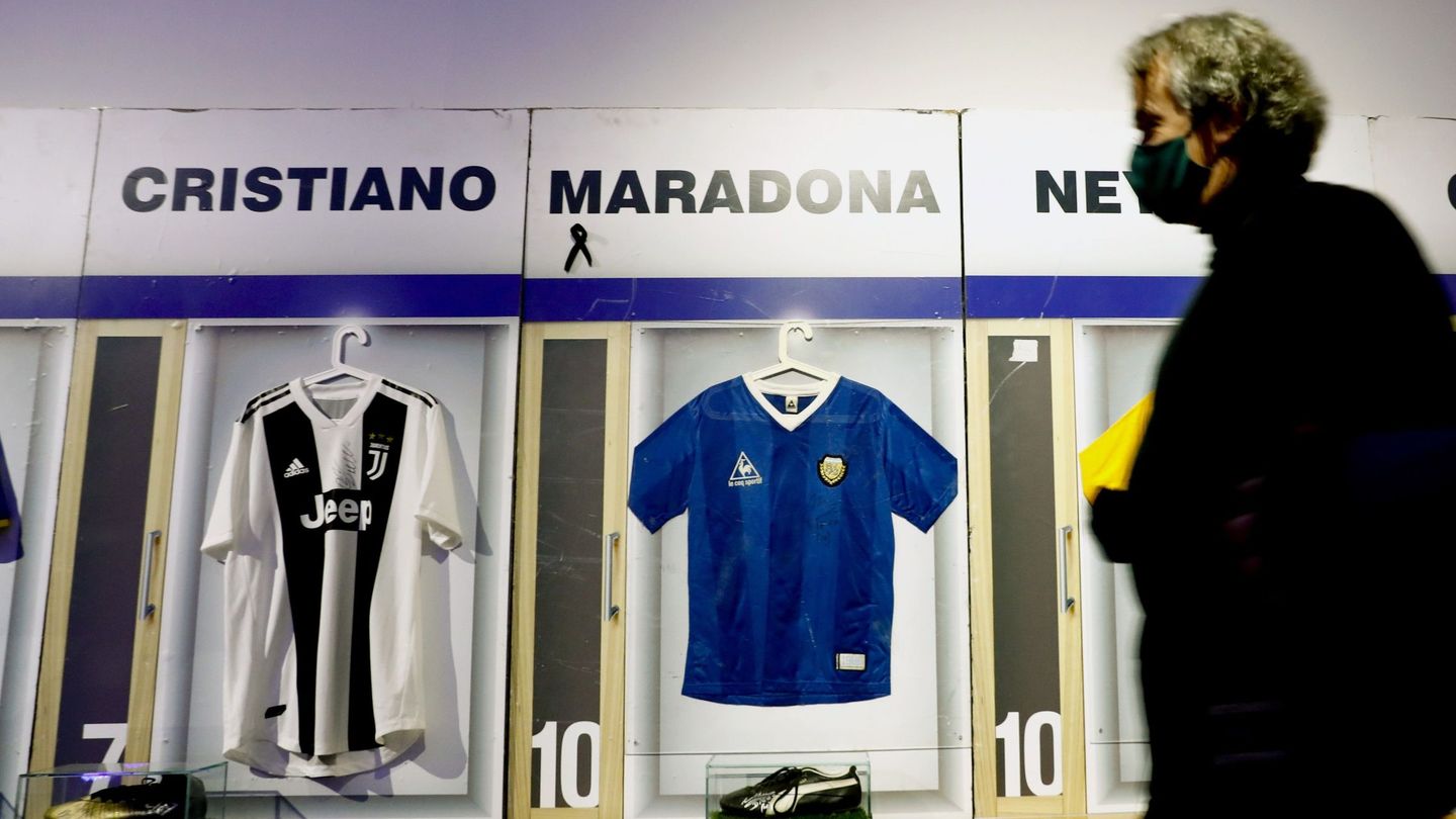 La camiseta de Cristiano, al lado de la de Maradona. (Reuters/Christian Hartmann)