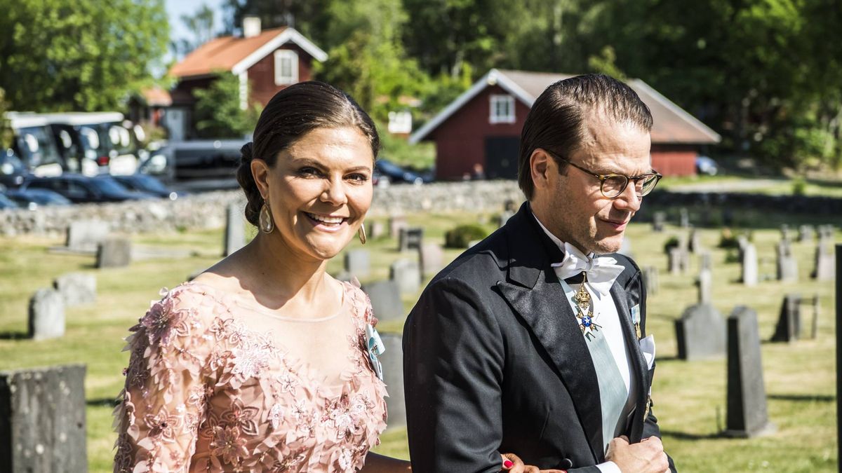El precio del romántico vestido de Victoria de Suecia (con guiño a Kate Middleton)