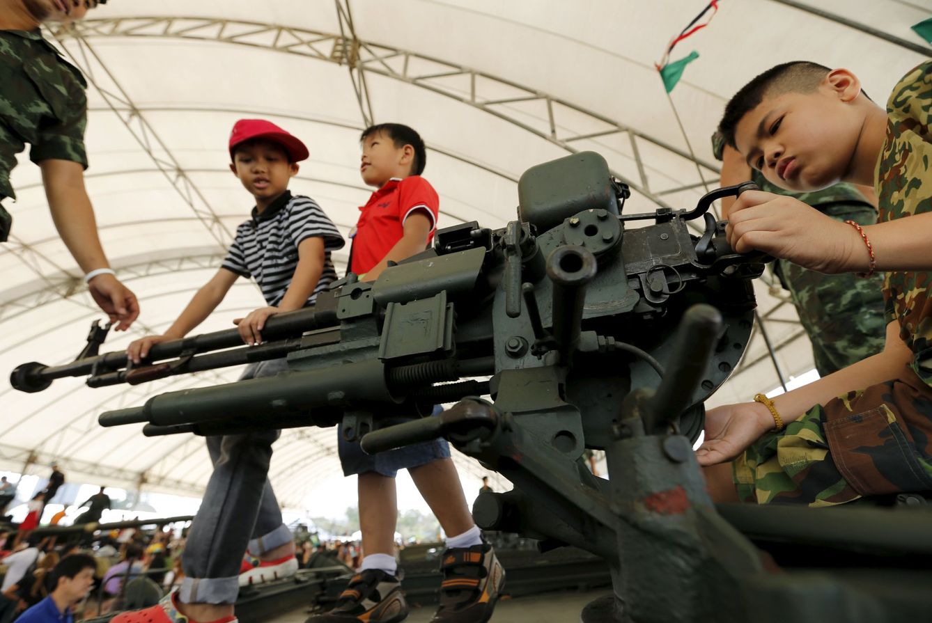 Niños juegan sobre un tanque en un recinto militar en Bangkok, durante el Día Nacional del Ejército, el 9 de enero de 2016 (Reuters) 