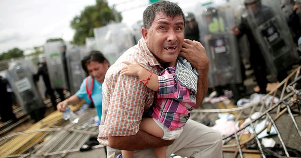 Foto: Un hombre junto a su hijo en Ciudad Hidalgo, México, antes de cruzar la frontera de EEUU. (Reuters)