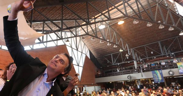 Foto: El candidato presidencial Jair Bolsonaro se hace un 'selfie' durante un mitin electoral en Porto Alegre, Brasil. (Reuters) 