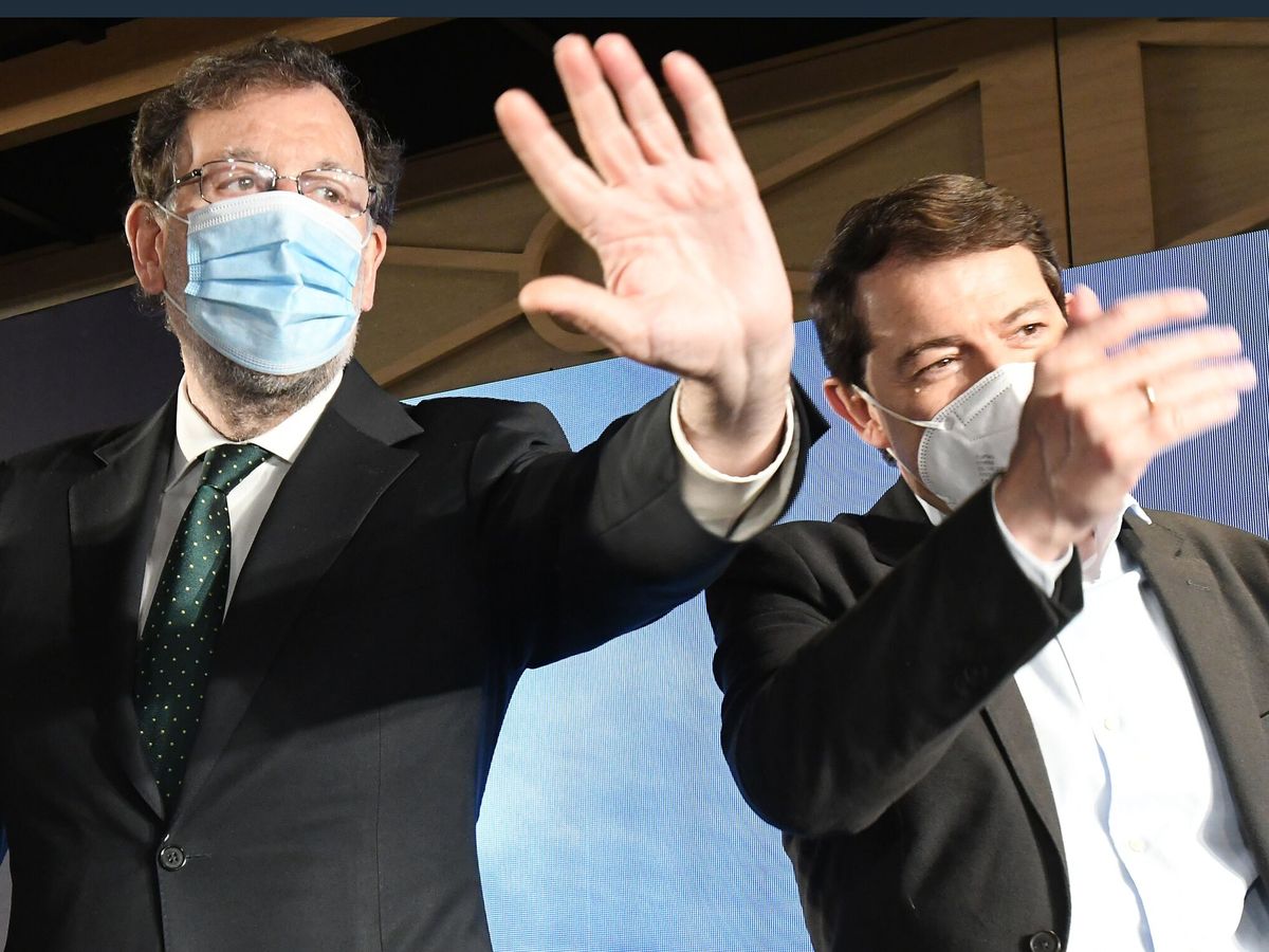Foto:  El expresidente del gobierno Mariano Rajoy (i) acompaña al candidato del PP a la reelección en CyL, Alfonso Fernández Mañueco. (EFE/J. Casares)