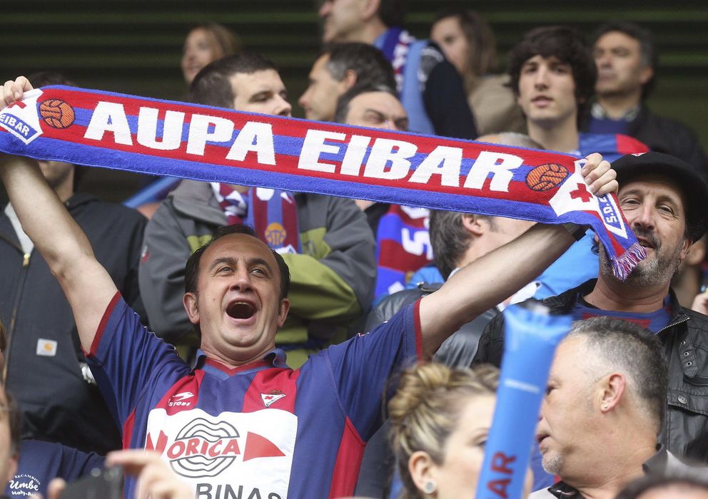 Foto: Un aficionado del Eibar celebra el ascenso de su equipo (Efe)