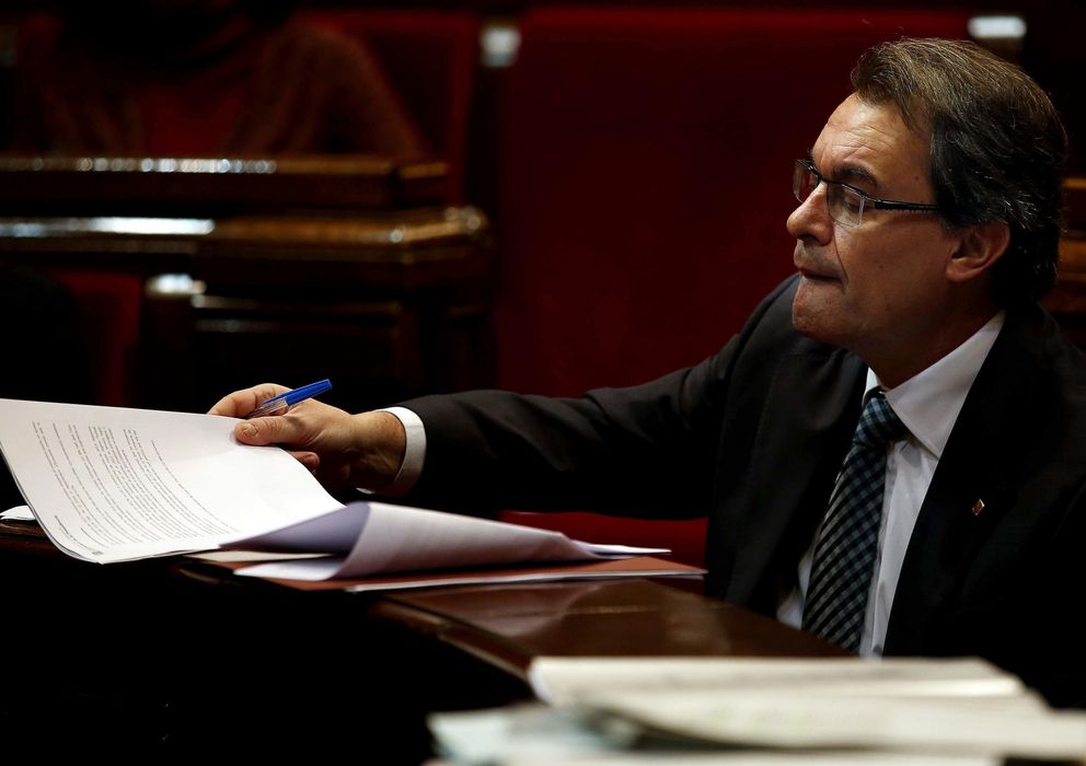 Foto: El presidente de la Generalitat, Artur Mas, consulta unos papeles durante la sesión de control. (EFE)