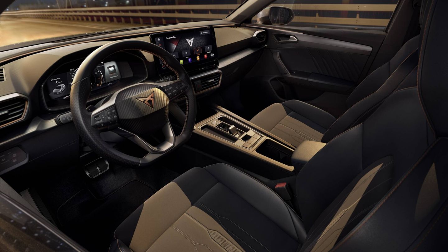El interior viene de serie con asientos Sport en tela y pantalla central de 10 pulgadas.