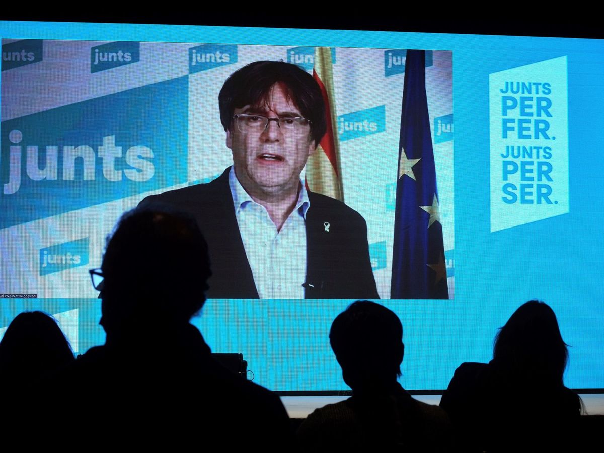 Foto: El 'expresident' de la Generalitat Carles Puigdemont, durante un acto electoral de JxCAT. (EFE)