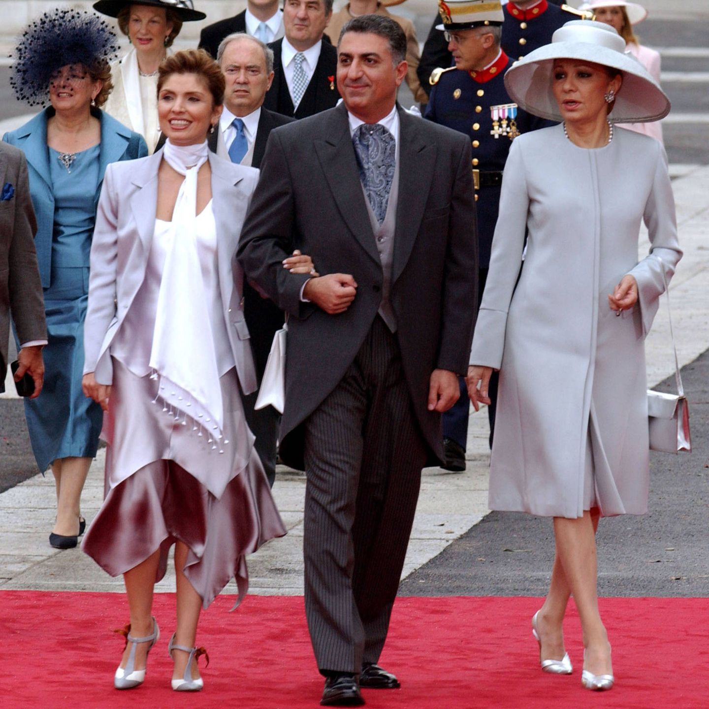 Farah Diba, su hijo y su nuera, en la boda de don Felipe y doña Letizia en 2004. (Getty)