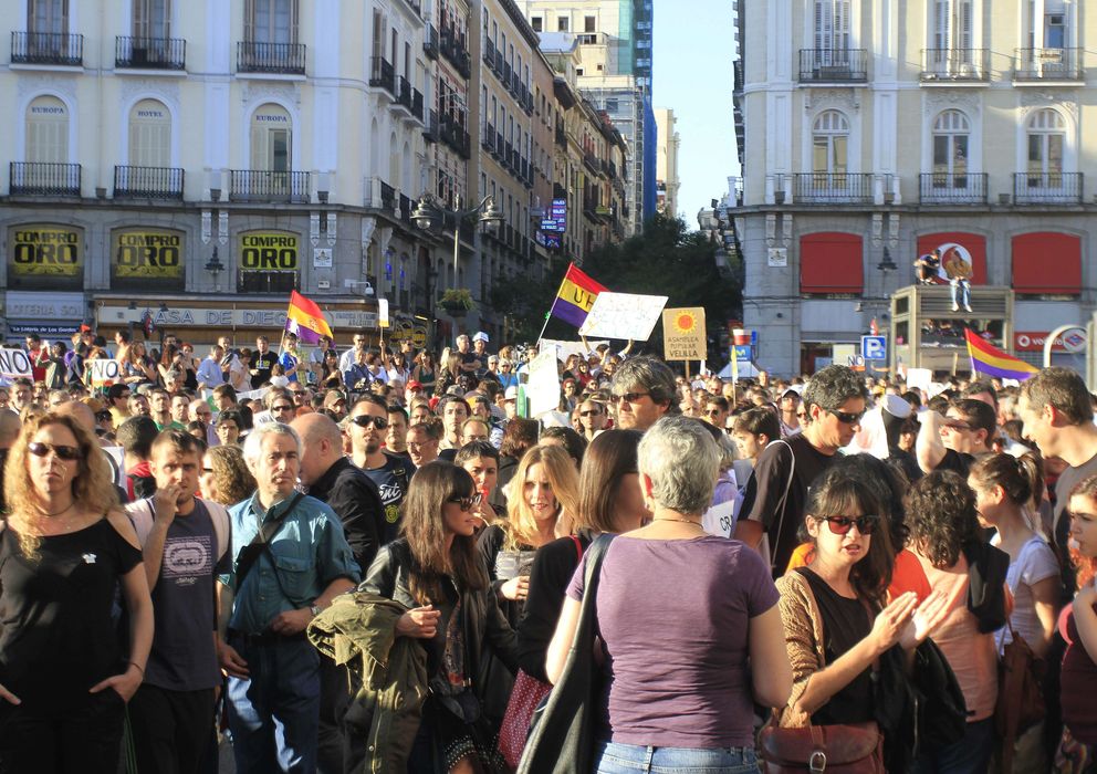 Foto: Varios miles de personas han vuelto a concentrarse en la Puerta del Sol de Madrid, convocadas por el 15M, en el segundo aniversario del movimiento. (EFE)