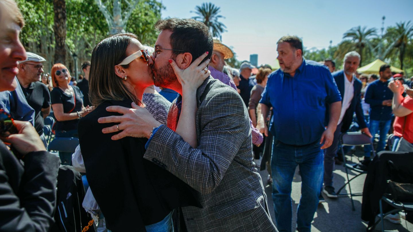 Pere Aragonés besa a su mujer, Janina, en plena campaña. (Kike Rincón/Europa Press) 
