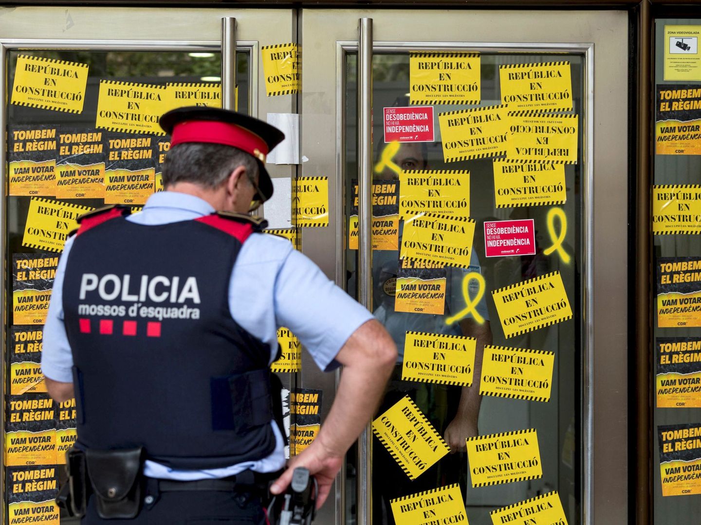 La entrada de la sede de la Bolsa de Barcelona cubierta de pegatinas por los CDR. (EFE)