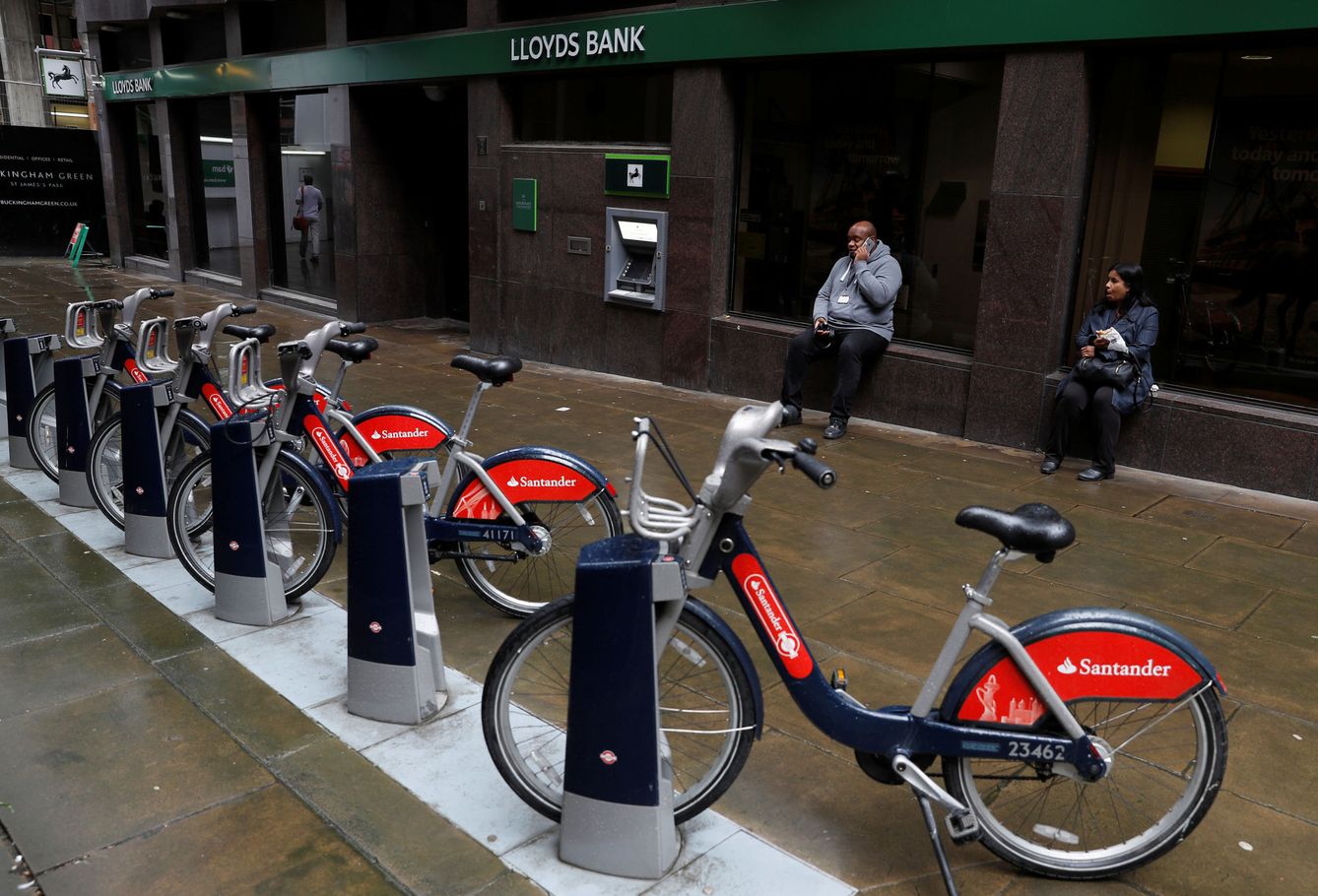 Bicicletas de alquiler con el logo del Banco Santander en Londres, en septiembre de 2017. (Reuters) 