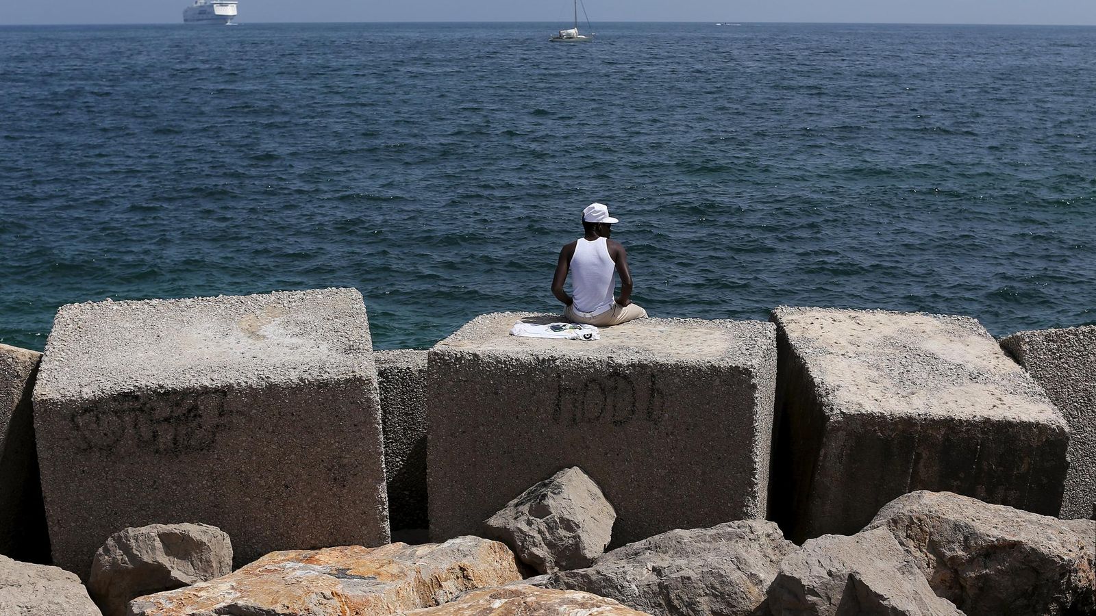 Foto: Un inmigrante, en el puerto siciliano de Palermo. (Reuters)
