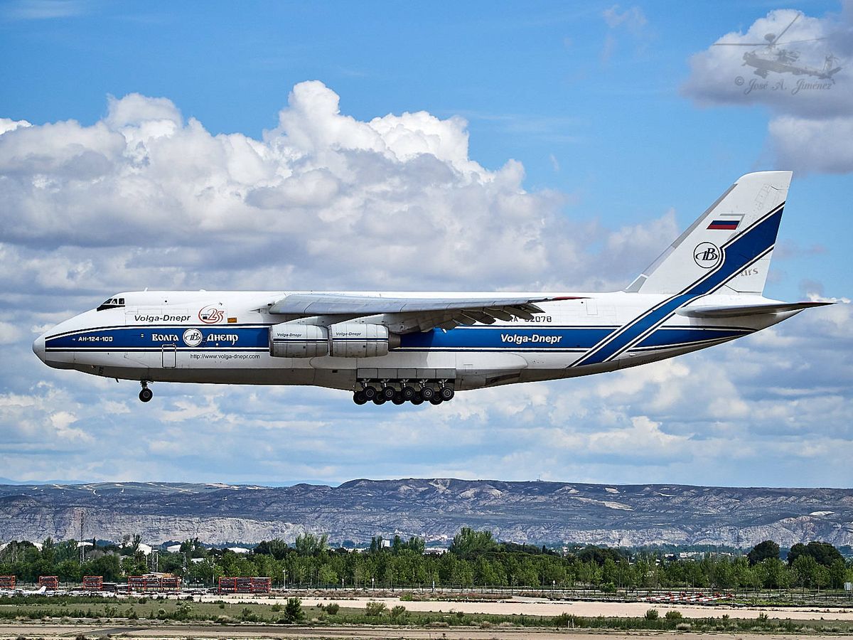 Foto: El Antonov 124 que aterrizó este lunes en Valencia desde Shanzhen con escala en Moscú y Krasnoyarsk. 