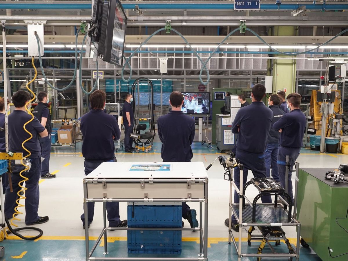 Foto: Trabajadores de la planta de fabricación de Mercedes-Benz en la capital alavesa (EFE)