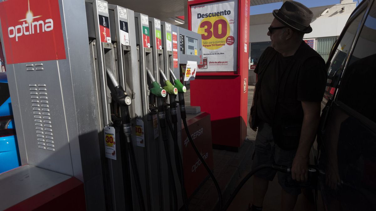 La gasolina vuelve a bajar y ya está en niveles preguerra con el descuento del Gobierno 
