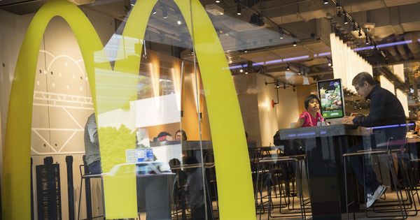 Foto: McDonalds ofrece contratos fijos a sus empleados más precarios en Reino Unido. (EFE)