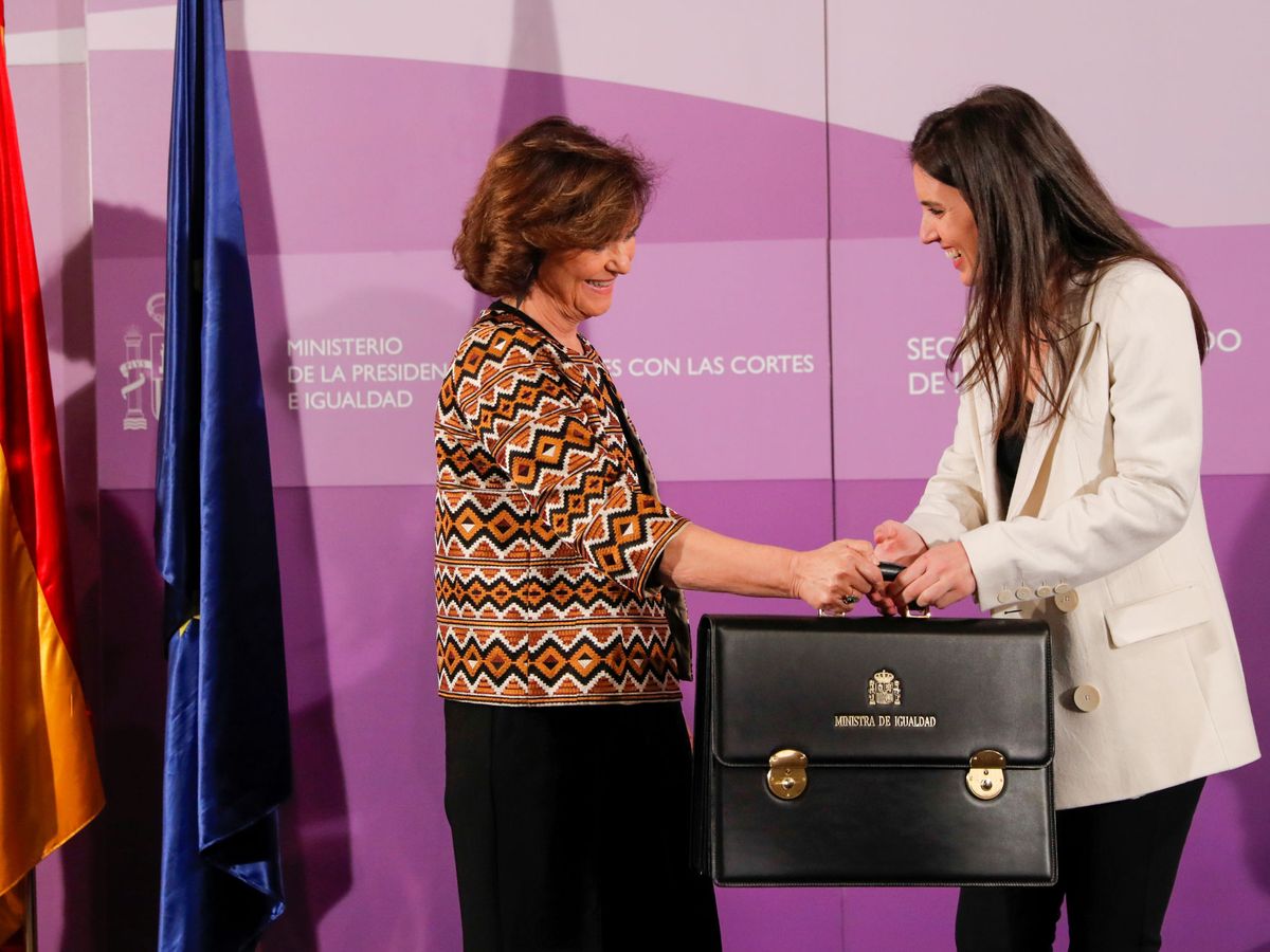 Photo: Irene Montero receives the Equality portfolio from the former Vice President of the Government Carmen Calvo, at the beginning of the legislature.  (Reuters/Susana Vera)
