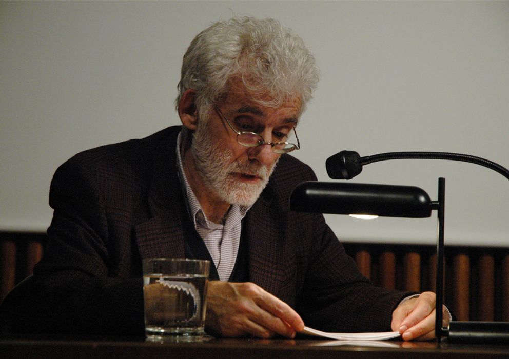 Foto: Conferencia de Ángel González en la Fundación Tàpies, en 2006. (Fundación Tàpies, Jordi Vic)