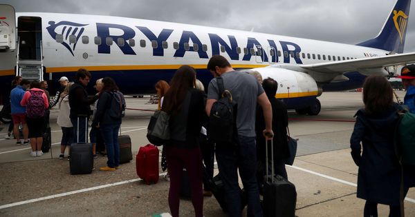 Foto: Pasajeros con maleta en Londres antes de subir a un avión de Ryanair. (Reuters)