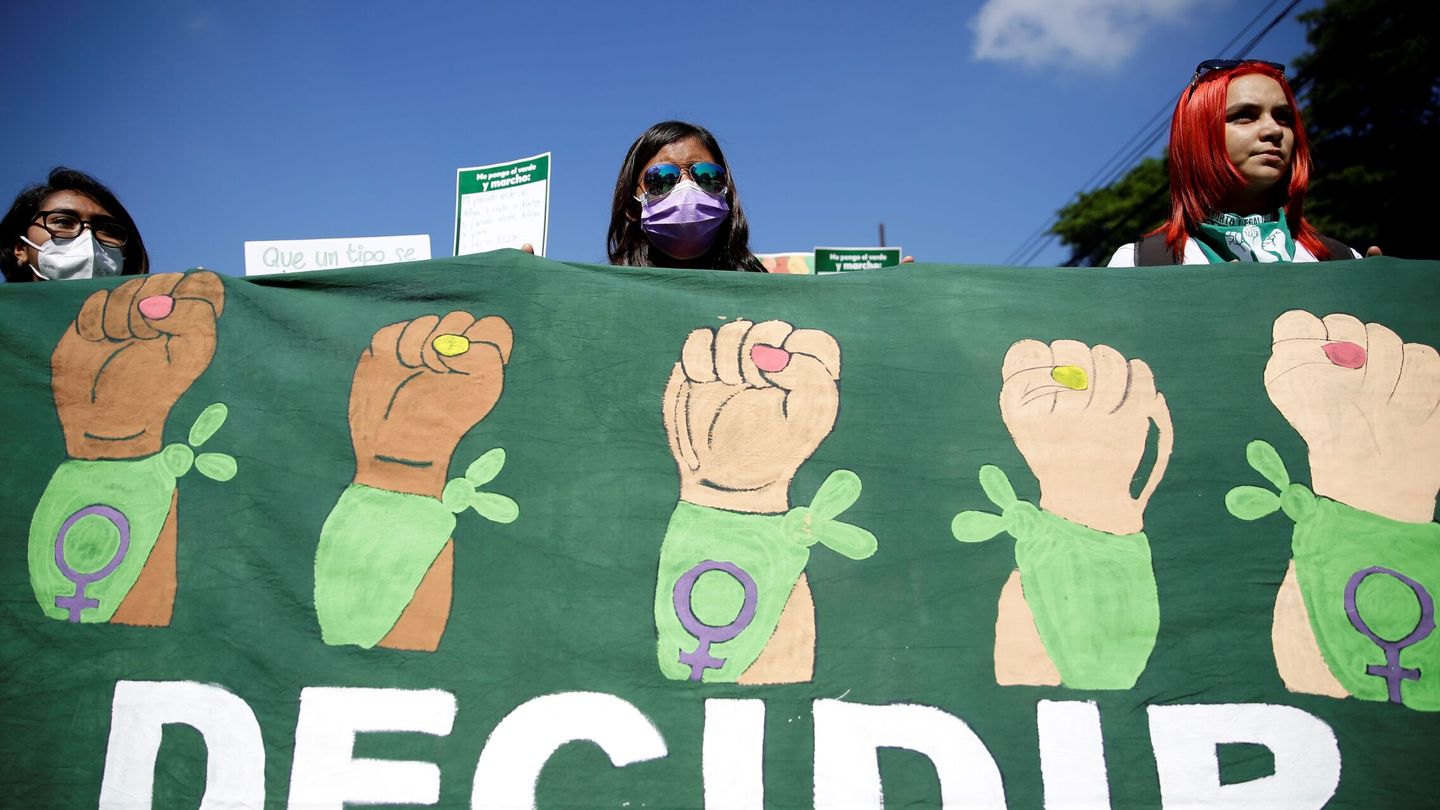 Mujeres salvadoreñas protestan a favor del aborto. (EFE/Rodrigo Sura)