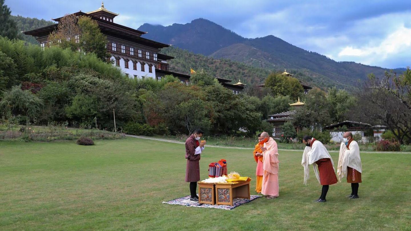 El rey de Bután, en el palacio Dechencholing. (Facebook @KingJigmeKhesar)