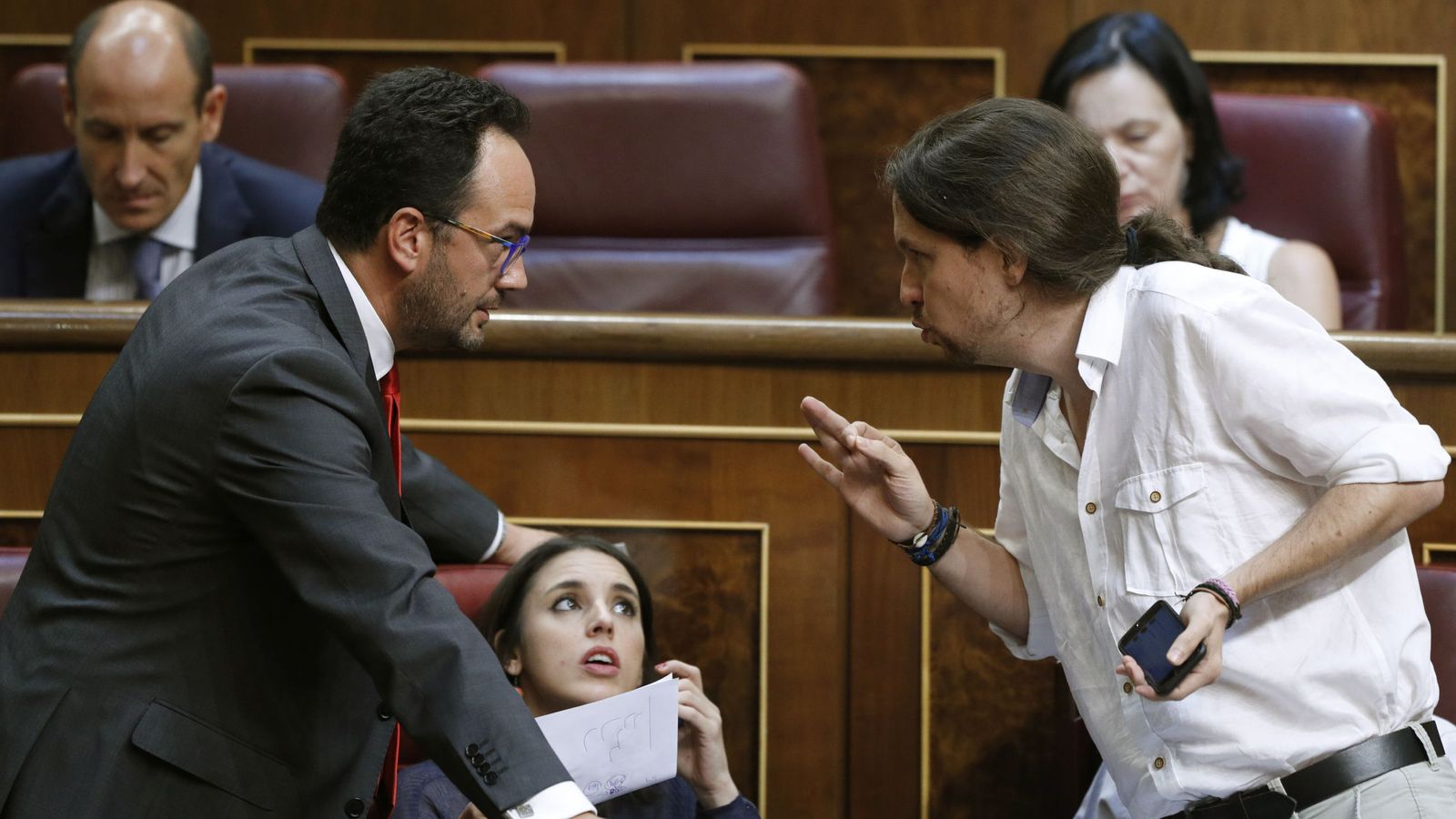 Foto: Rafael Hernando y Pablo Iglesias en el Congreso de los Diputados. (EFE)
