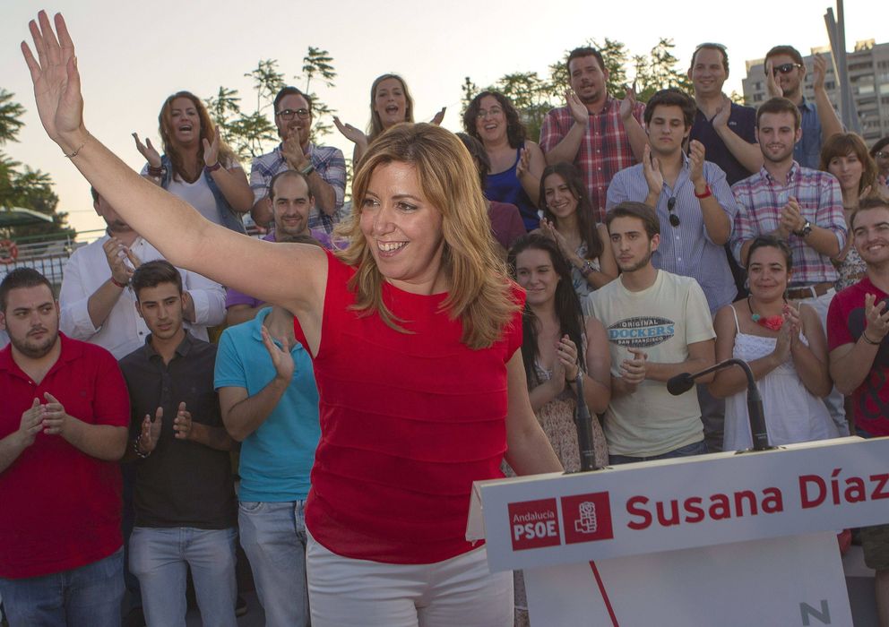 Foto: Susana Díaz saluda en un acto en Sevilla tras ser la única en conseguir los avales (Efe)
