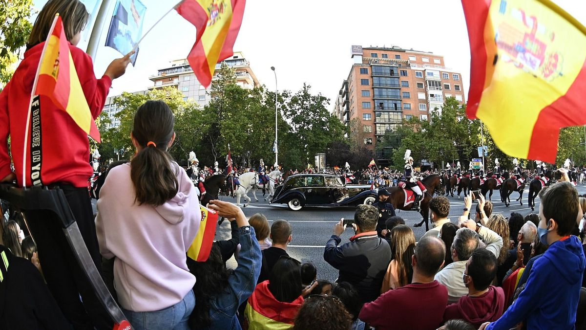 Pedro Sánchez, recibido con pitadas y gritos de "dimisión" en el desfile del 12 de octubre