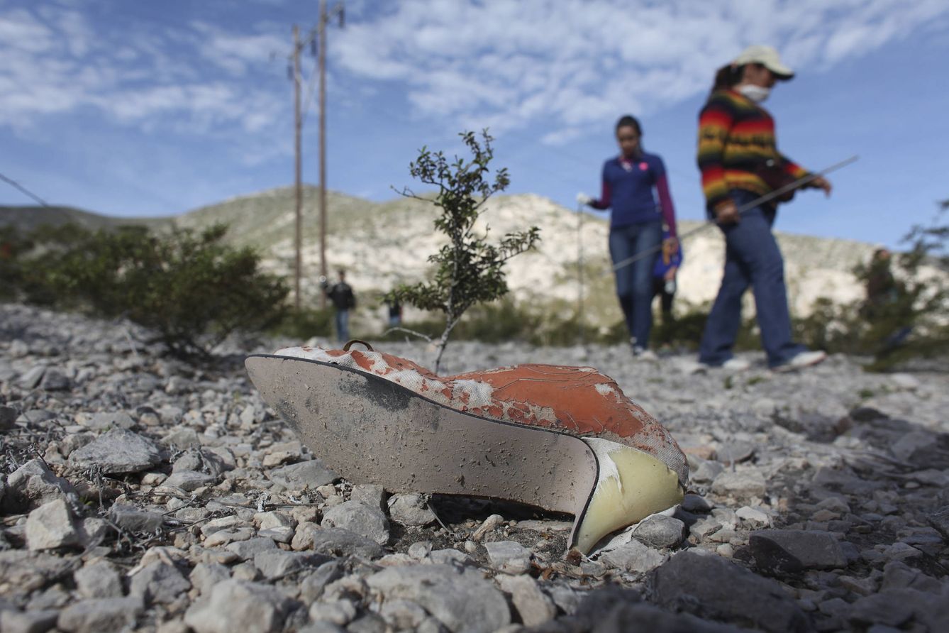 Mujeres durante una búsqueda de personas desaparecidas en una zona cercana a La Unión, en el estado de Coahuila (Reuters).