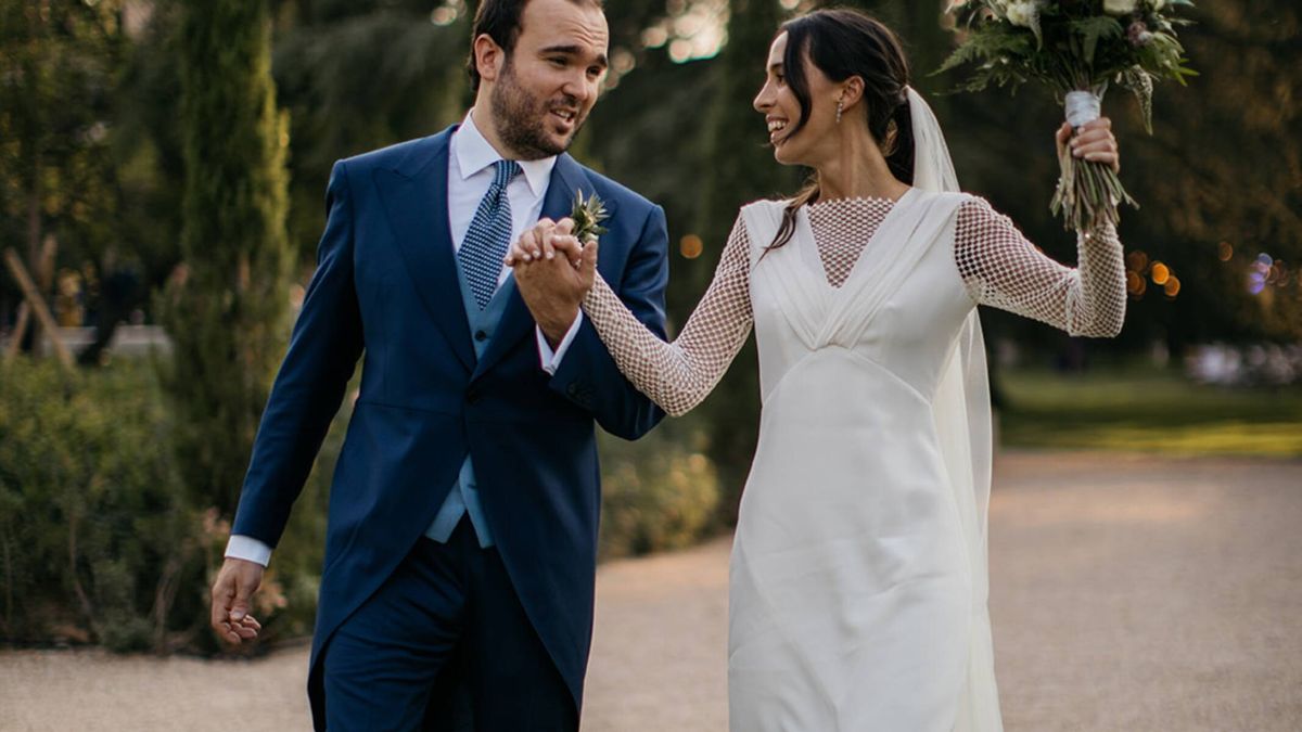 Inés y su vestido de novia con mangas de rejilla para una boda al aire libre en Madrid