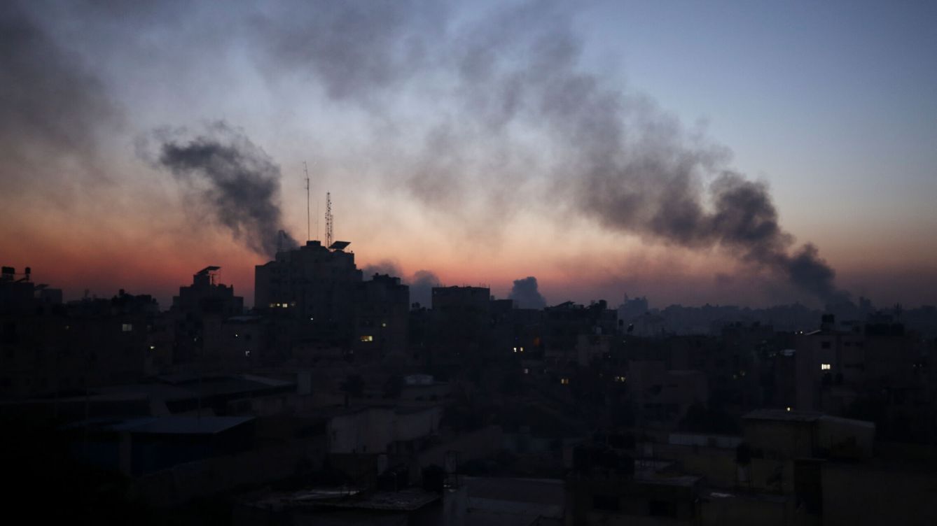 Foto: Bombardeos sobre la Franja de Gaza.  (Reuters/Dawoud Abu Alkas)