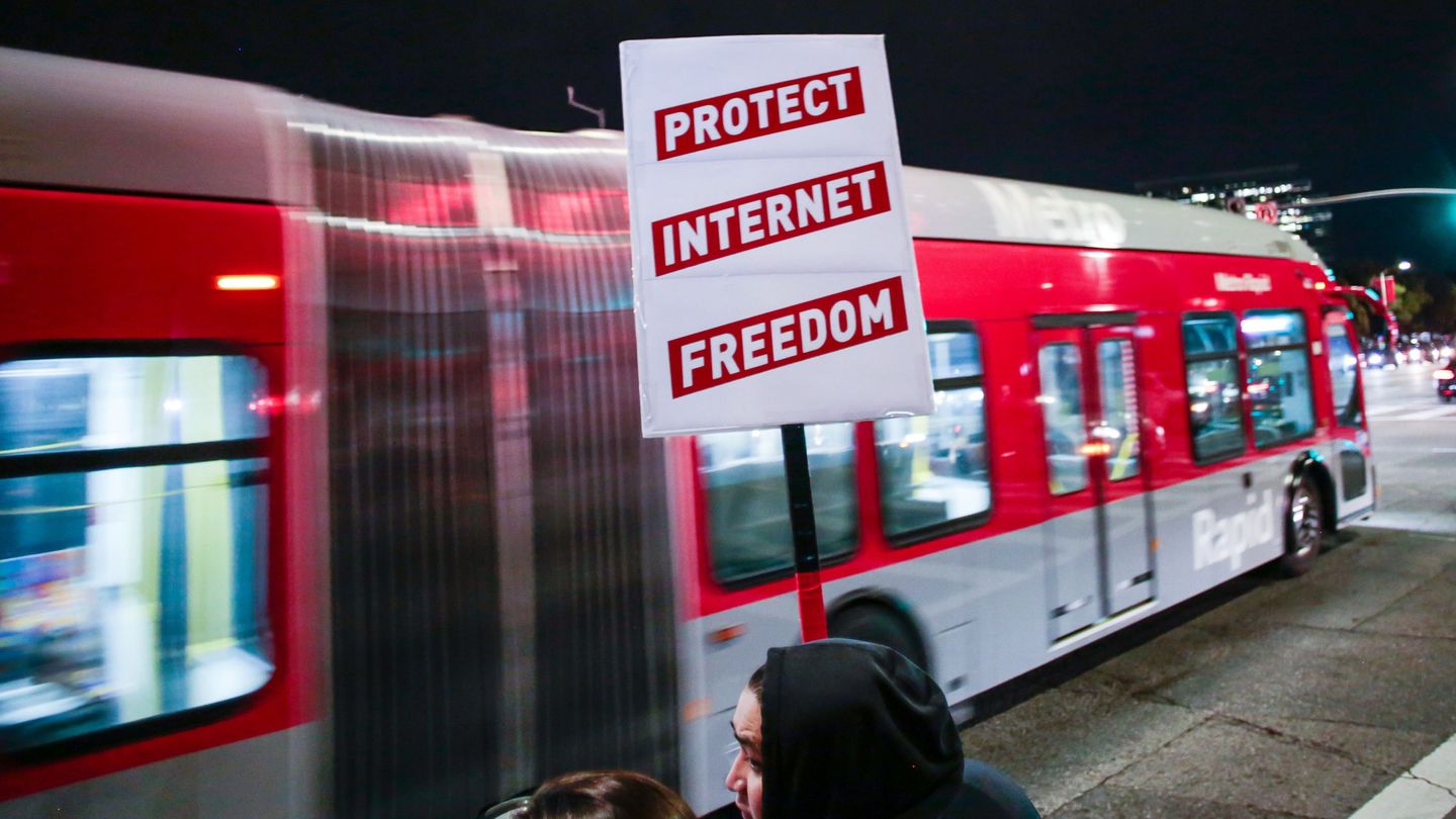 Manifestación en contra de los planes de la FCC en California. (Reuters)