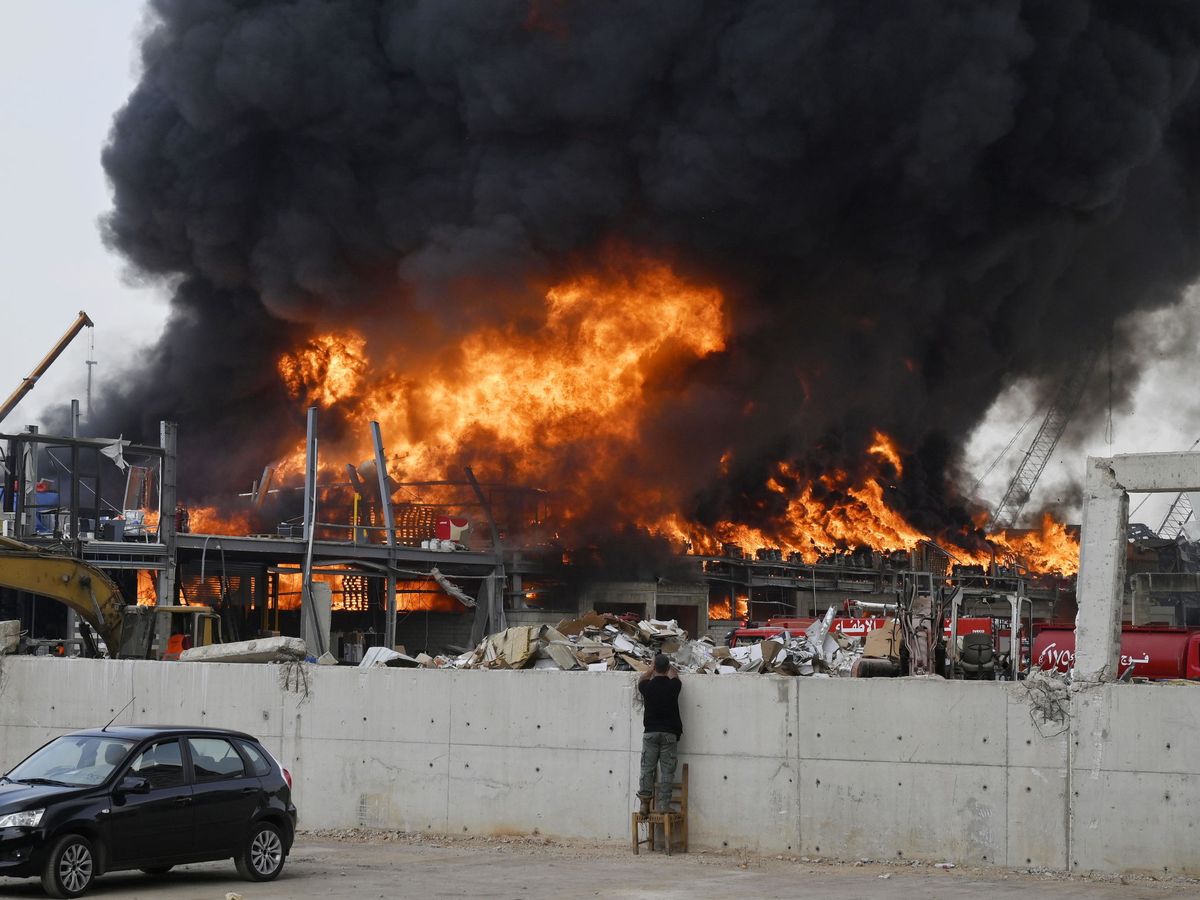 Foto: Escena del incendio en el puerto de Beirut. (EFE)